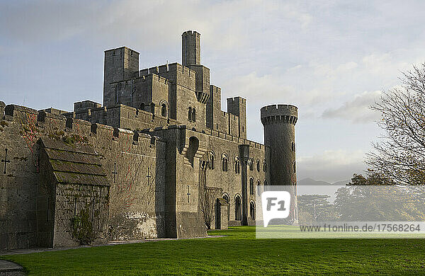 Penrhyn Castle  ein Landhaus in einer ehemaligen normannischen und mittelalterlichen Burg  Llandygai  Bangor  Gwynedd  Nordwales  Vereinigtes Königreich  Europa