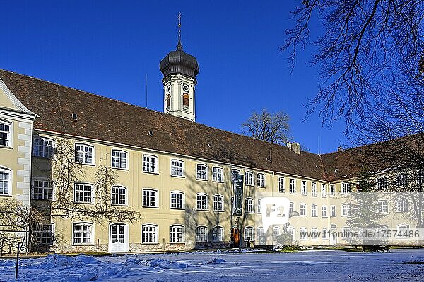 Das Schloss von 1631 und der Kirchturm von St. Georg und Jakobus  Isny  Allgäu  Bayern  Deutschland  Europa