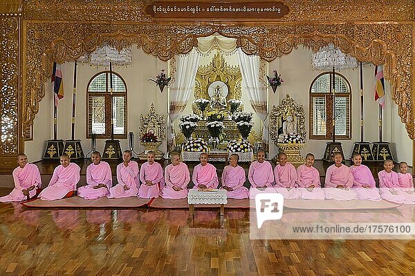 Nonnen in einem Nonnenkloster  Mandalay  Myanmar  Asien