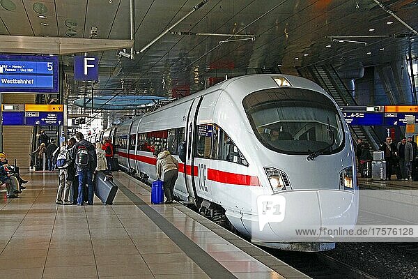 ICE  Reisende beim Einsteigen  Fernbahnhof am Flughafen  Frankfurt am Main  Hessen  Deutschland  Europa