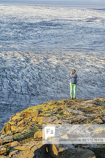 Wanderin blickt über spektakuläre Landschaft  Gletscher Myrdalsjökull  Pakgil  Island  Europa