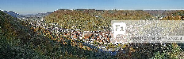 Panorama-Ausblick auf Altstadt mit Fachwerkhäusern und herbstlichen Wald  Albtrauf  Bad Urach  Ermstal  Biosphärengebiet Schwäbische Alb  Baden-Württemberg  Deutschland  Europa