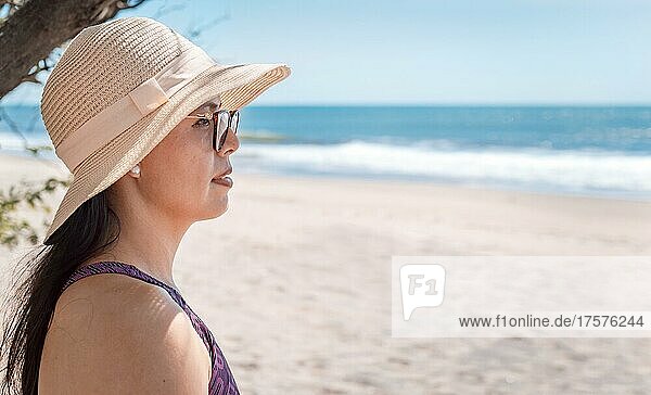Hübsches Mädchen mit Hut  das auf das Meer schaut  Nahaufnahme einer Frau  die auf den Ozean schaut. Rivas  Nicaragua  Mittelamerika