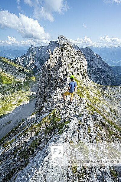 Wanderer an der Lamsscharte  ausgesetzter Felsgrat  hinen Gipfel des Hochnissl  Ausblick auf Kessel mit Lamsenjochhütte und Stallental  Wanderweg zur Lamsenspitze  Vomper Kette  Karwendelgebirge  Alpenpark Karwendel  Tirol  Österreich  Europa
