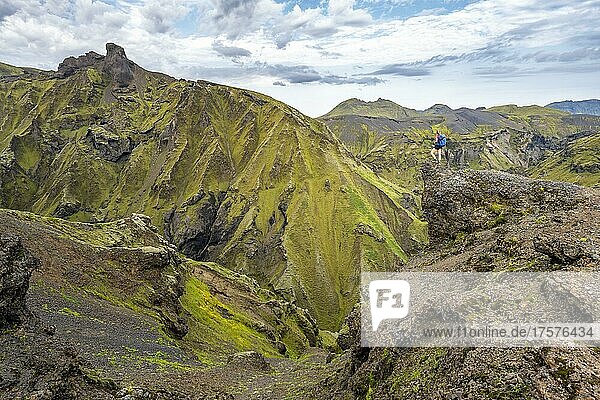 Wanderin blickt über spektakuläre Landschaft  mit Moos bewachsene Klippen  Pakgil  Island  Europa