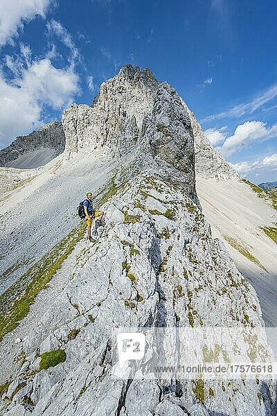 Wanderer auf Wanderweg zur Lamsenspitze  ausgesetzter Felsgrat mit felsigem Gipfel der Lamsenspitze  Karwendelgebirge  Alpenpark Karwendel  Tirol  Österreich  Europa