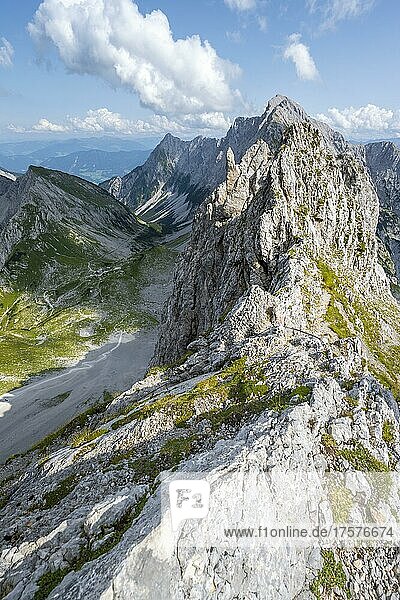 Scharte mit Felskamm  Lamsscharte  Blick auf Lamsenjochhütte und Stallental  hinten Gipfel Hochnissl  Vomper Kette  Karwendelgebirge  Alpenpark Karwendel  Tirol  Österreich  Europa