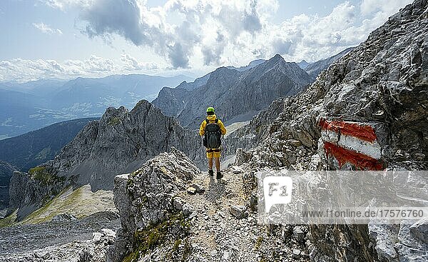 Wanderer auf Wanderweg zur Lamsenspitze  hinten Kar und felsige Berggipfel mit Mitterkarlspitze  Karwendelgebirge  Alpenpark Karwendel  Tirol  Österreich  Europa