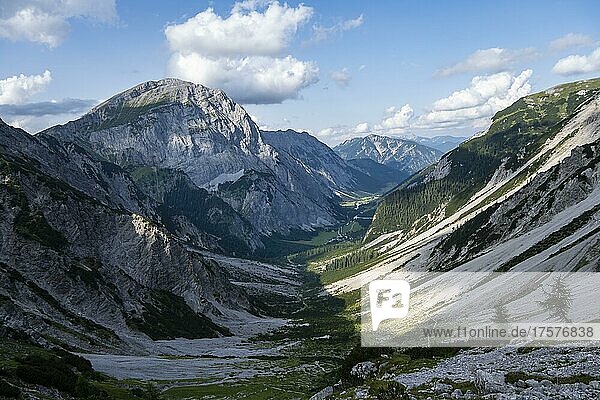 Ausblick ins Falzthurntal mit Berggipfel Sonnjoch  Wanderweg zur Lamsenjochhütte  Karwendelgebirge  Alpenpark Karwendel  Tirol  Österreich  Europa