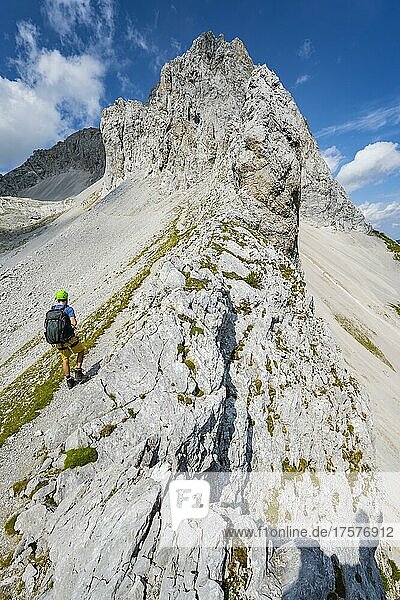 Wanderer auf Wanderweg zur Lamsenspitze  ausgesetzter Felsgrat mit felsigem Gipfel der Lamsenspitze  Karwendelgebirge  Alpenpark Karwendel  Tirol  Österreich  Europa