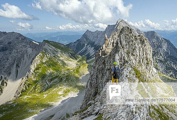 Wanderer an der Lamsscharte  ausgesetzter Felsgrat  hinen Gipfel des Hochnissl  Ausblick auf Kessel mit Lamsenjochhütte und Stallental  Wanderweg zur Lamsenspitze  Vomper Kette  Karwendelgebirge  Alpenpark Karwendel  Tirol  Österreich  Europa