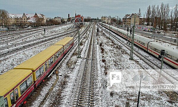 Gleise  Züge und Neuschnee nahe dem Bahnhof Ostkreuz  Berlin  Deutschland  Europa