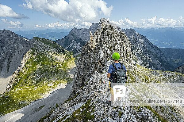 Wanderer an der Lamsscharte  ausgesetzter Felsgrat  hinen Gipfel des Hochnissl  unten Lamsenjochhütte  Vomper Kette  Karwendelgebirge  Alpenpark Karwendel  Tirol  Österreich  Europa