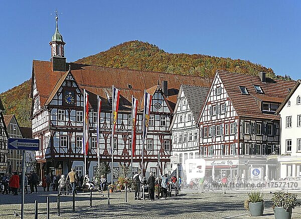 Rathaus und Marktplatz mit Fachwerkhäusern  Bad Urach  Ermstal  Biosphärengebiet Schwäbische Alb  Baden-Württemberg  Deutschland  Europa