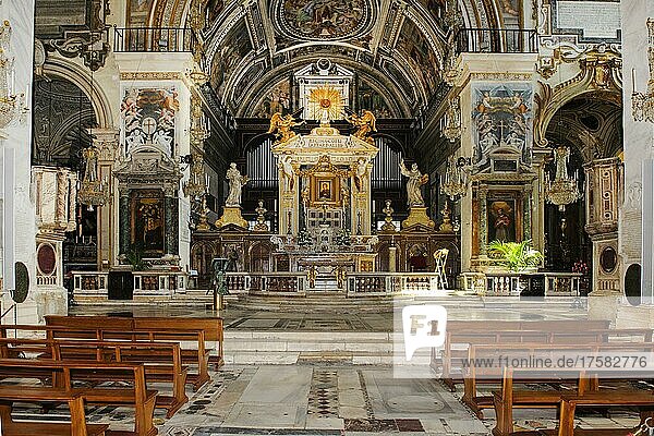 Blick auf Altar und Apsis von Kirche Santa Maria in Aracoeli  Kapitolshügel  Rom  Latium  Italien  Europa