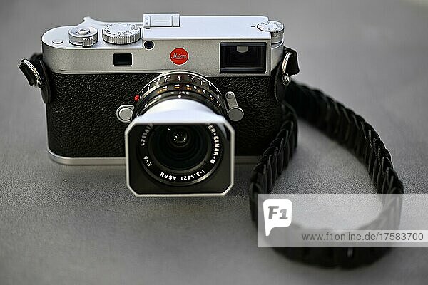 Leica M11 Meßsucherkamera  2022  silbern verchromt  Super-Angulon 21mm ASPH