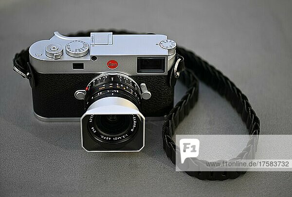 Leica M11 rangefinder camera  2022  silver chrome-plated  Super-Angulon 21mm ASPH