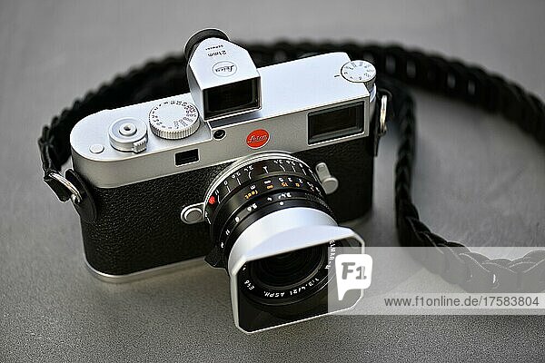 Leica M11 rangefinder camera  2022  silver chrome-plated  Super-Angulon 21mm ASPH. Leitz Brightline viewfinder 21mm