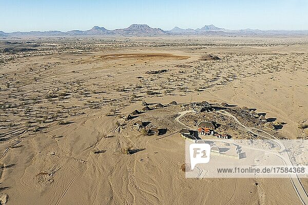 Das Doro Nawas Camp und trockene Wüstenebenen am Rande des trockenen Flussbettes des Aba-Huab-Flusses  Luftbild  Drohnenaufnahme  Damaraland  Kunene-Region  Namibia  Afrika