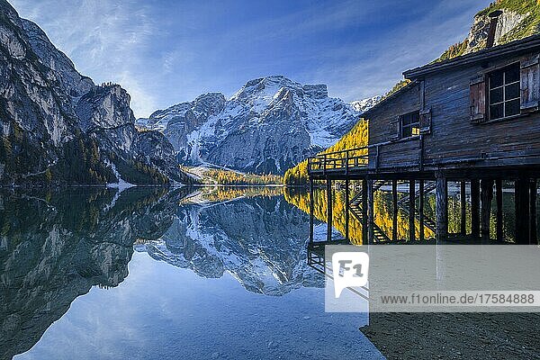 Bootshaus mit Croda del Becco  Seekofel  Spiegelung im See im Herbst  Pragser Wildsee  Provinz Bozen  Südtirol  Dolomiten  Italien  Europa