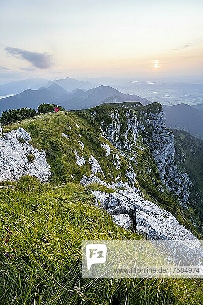 Wanderin blickt auf Berge  Benediktenwand  Berge und Landschaft  Bayrische Voralpenlandschaft  Bayern  Deutschland  Europa