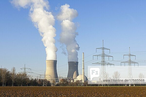 EON Kernkraftwerk Grafenrheinfeld  Kühltürme  Wasserdampf  Starkstromleitung  Schweinfurt  Bayern  Deutschland  Europa