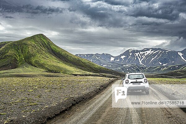Auto auf einer unbefestigten Straße  Landschaft mit Bergen an der F-208  Isländisches Hochland  Island  Europa
