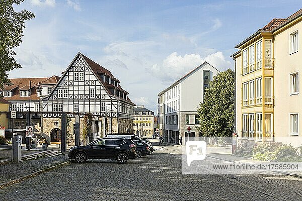 Lutherplatz mit Creutznacher Haus  im Hintergrund das Stadtschloss am Marktplatz  Eisenach  Thüringen  Deutschland  Europa