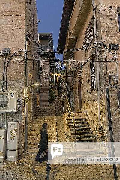 Passantin  Altstadtgasse  Safed  Israel  Asien