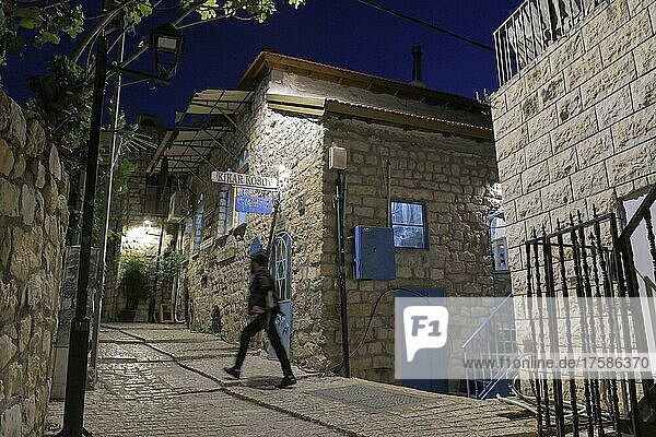 Passant  Kikar Kosov Synagoge  Altstadtgasse  Safed  Israel  Asien