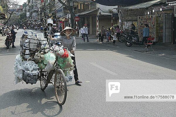Geschirrverkäuferin in der Stadt  Hanoi  Vietnam  Asien