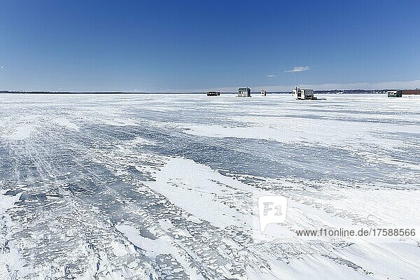 Eisfischerhütten auf dem zugefrorenen Sankt-Lorenz-Strom  Montreal  Provinz Quebec  Kanada  Nordamerika
