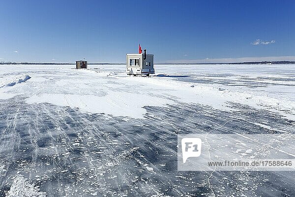 Eisfischerhütten auf dem zugefrorenen Sankt-Lorenz-Strom  Montreal  Provinz Quebec  Kanada  Nordamerika