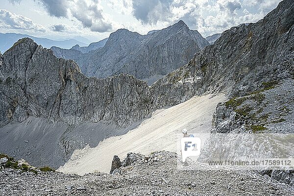Felsige Berglandschaft  Wanderer in einem Bergkessel  Wanderweg zur Lamsenspitze  Karwendelgebirge  Tirol  Österreich  Europa