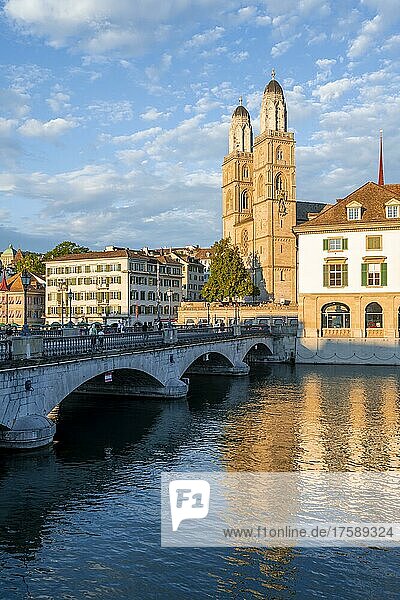 Münsterbrücke und Grossmünster mit Helmhaus und Wasserkirche im Abendlicht  historische Brücke über den Limmat  Spiegelung im Fluss  Altstadt  Zürich  Schweiz  Europa