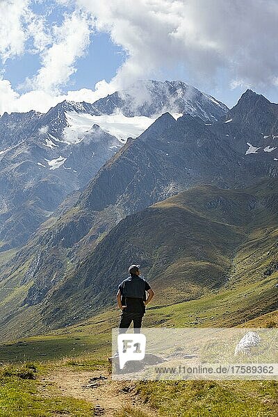 Wanderer blickt in das Gebirgsmassiv der Ötztaler Alpen im hinteren Passeiertal  Naturpark Texelgruppe  Passeiertal  Südtirol  Italien  Europa
