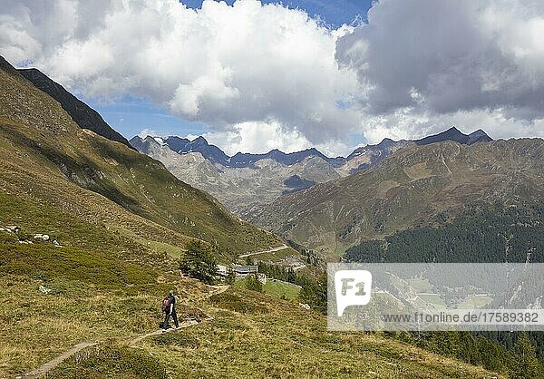 Wanderer am Weg zur Oberglanegg Alm nahe der Timmelsjochstraße  Naturpark Texelgruppe  Passeiertal  Ötztaler Alpen  Südtirol  Italien  Europa