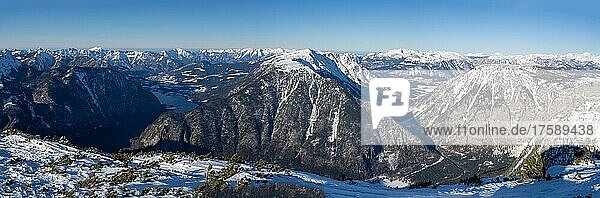 Blauer Himmel über Winterlandschaft  schneebedeckte Berggipfel  Aussicht vom Five Fingers trail am Krippenstein auf den Hallstätter See  Salzkammergutt  Oberösterreich  Österreich  Europa