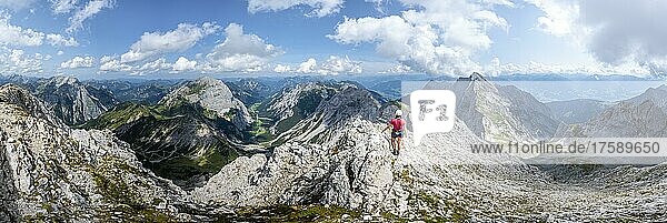 Wanderer am Gipfel der Lamsenspitze  Berglandschaft im Karwendelgebirge  Tirol  Österreich  Europa