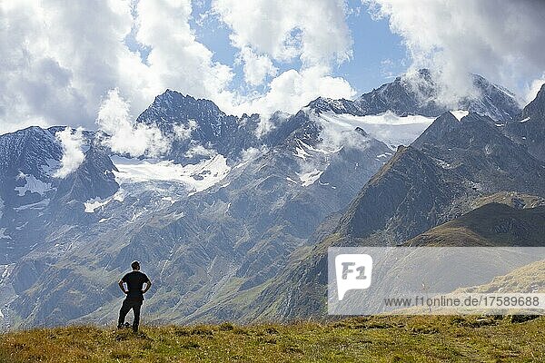Wanderer blickt in das Gebirgsmassiv der Ötztaler Alpen im hinteren Passeiertal  Naturpark Texelgruppe  Passeiertal  Südtirol  Italien  Europa