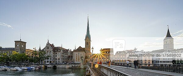 Kirche Fraumünster  Münsterbrücke und Fluss Limmat  Züricher Altstadt  Sonnenstern bei Sonnenuntergang  Zürich  Kanton Zürich  Schweiz  Europa