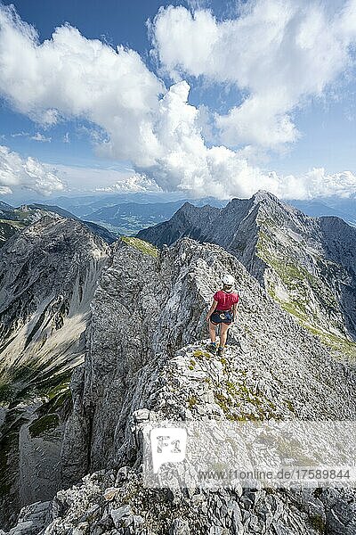 Wanderer am Gipfel der Lamsenspitze  Berglandschaft im Karwendelgebirge  Tirol  Österreich  Europa