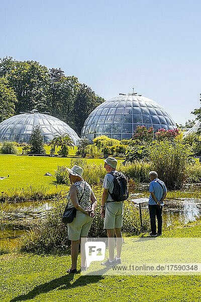Besucher im Botanischer Garten  hinten Kuppeln der Gewächshäuser  Zürich  Schweiz  Europa