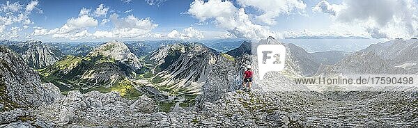 Wanderer genießt Bergpanorama  Ausblick von der Lamsenspitze auf Berge und das Gramaital  Karwendelgebirge  Tirol  Österreich  Europa