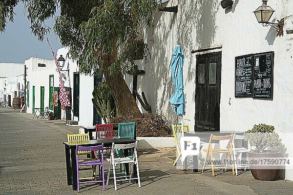 Geschäfte und Läden in typischen kanarischen Häusern  Teguise  ehemalige Hauptstadt der Insel Lanzarote  kanarische Inseln  Kanaren  Spanien  Europa