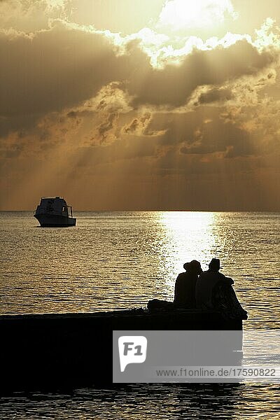 Silhouhette von Bootsteg  Paar und Boot  Sonnenuntergang hinter Wolke  Karibisches Meer  Hotel  Bungalowanlage  Maria la Gorda  Provinz Pinar del Rio  Kuba  Karibik  Mittelamerika