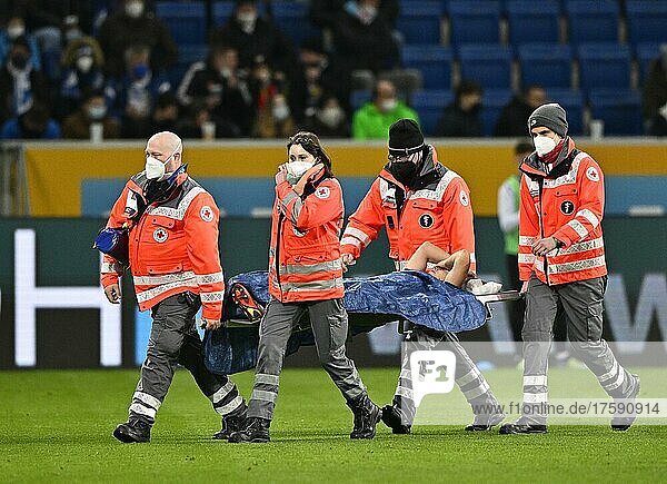 Sanitäter tragen Dennis Geiger  TSG 1899 Hoffenheim  mit Kopfverletzung auf Trage vom Platz  PreZero Arena  Sinsheim  Baden-Württemberg  Deutschland  Europa