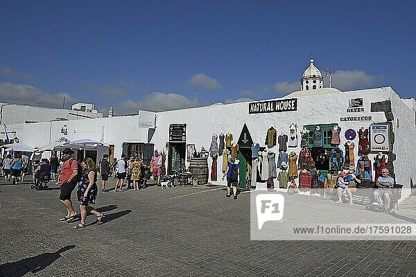 Markt am Sonntag in der Altstadt von Teguise  ehemalige Haupstadt der Insel  Lanzarote  Kanarische Inseln  Spanien  Europa