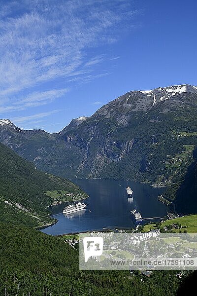 Blick von der Aussichtsplattform Dalsnibba auf den Geirangerfjord  Norwegen  Europa