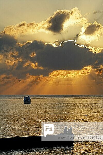 Silhouhette von Bootsteg  Paar und Boot  Sonnenuntergang hinter Wolke  Karibisches Meer  Hotel  Bungalowanlage  Maria la Gorda  Provinz Pinar del Rio  Kuba  Karibik  Mittelamerika